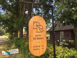 Houten uithangbord graveren